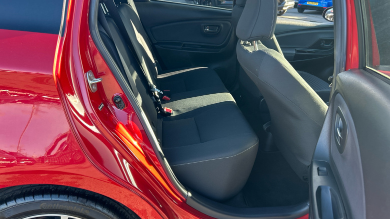 Toyota Yaris 1.33 VVT-i Design 5dr Petrol Hatchback